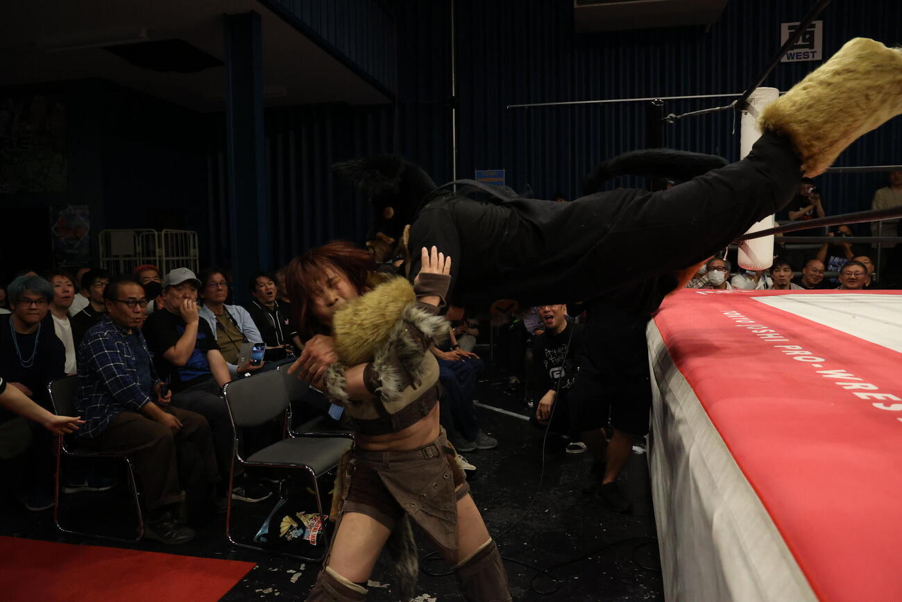 場外の中島翔子にトペ・スイシーダを見舞うザック（C）東京女子プロレス
