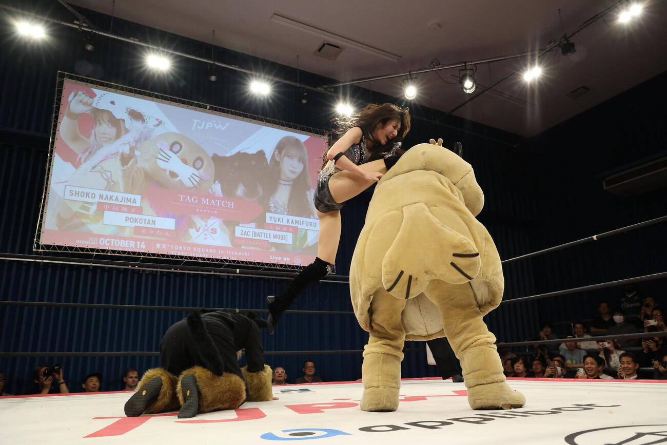 ザックを踏み台にしてのフェイマサーでポコたんを仕留める上福ゆき（C）東京女子プロレス