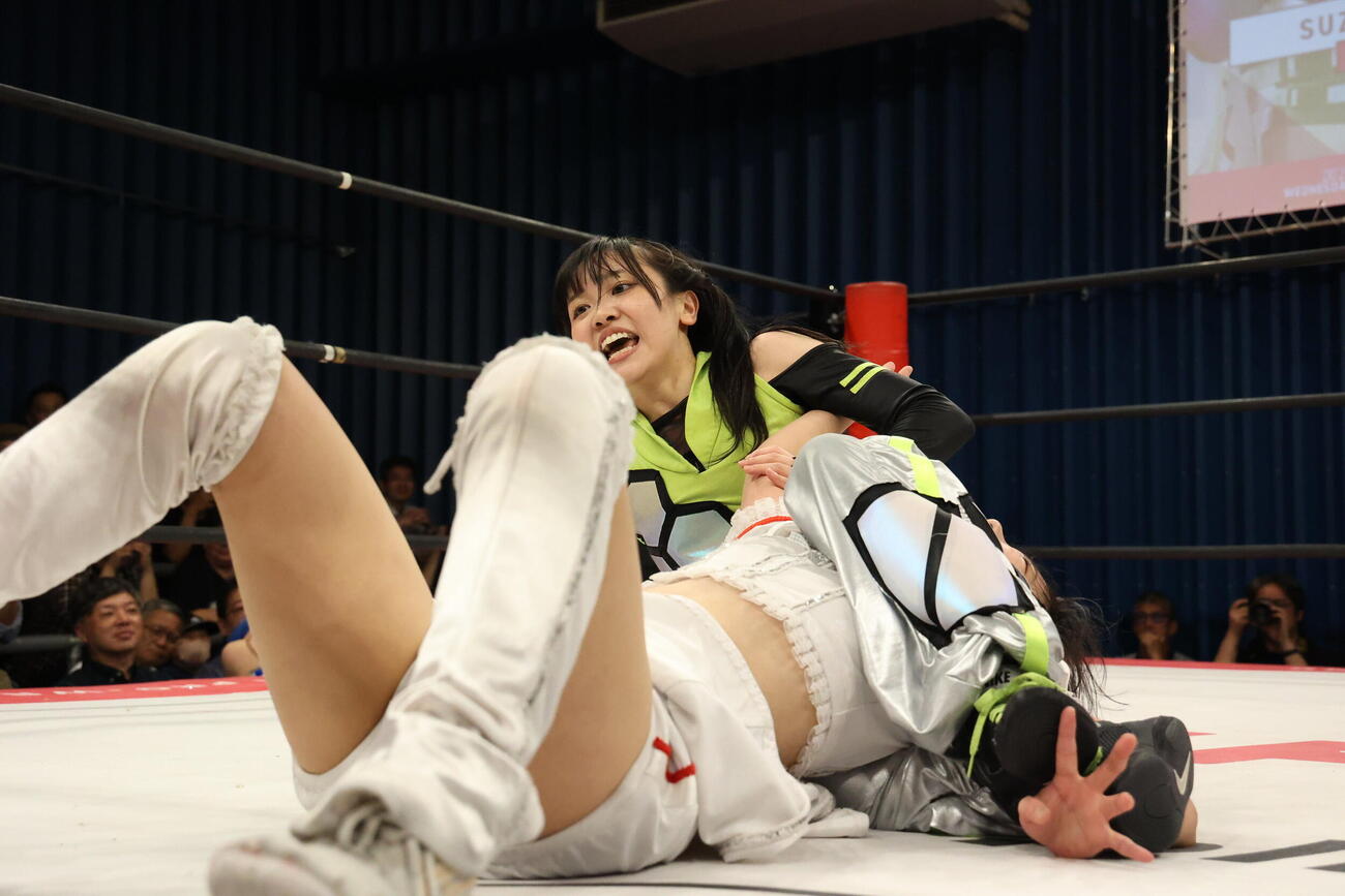高見汐珠（下）をハチノス・エイトノットで捕らえる鈴芽（C）東京女子プロレス