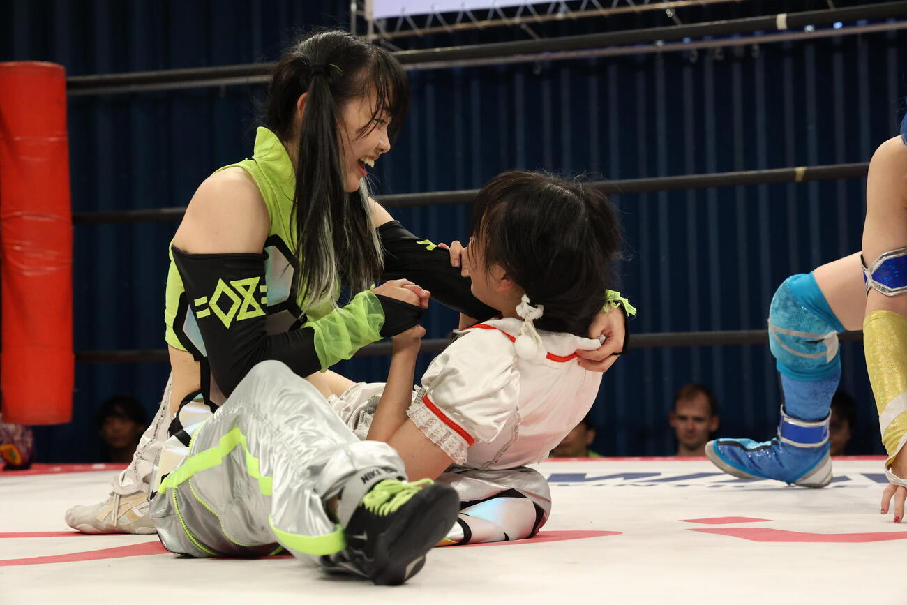 高見汐珠を抱きしめる鈴芽（左）（C）東京女子プロレス