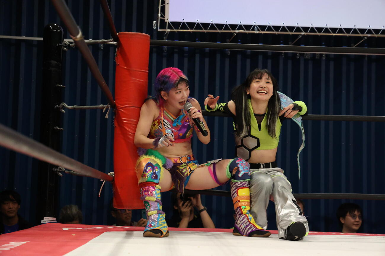 マイクアピールする遠藤有栖（左）と鈴芽（C）東京女子プロレス