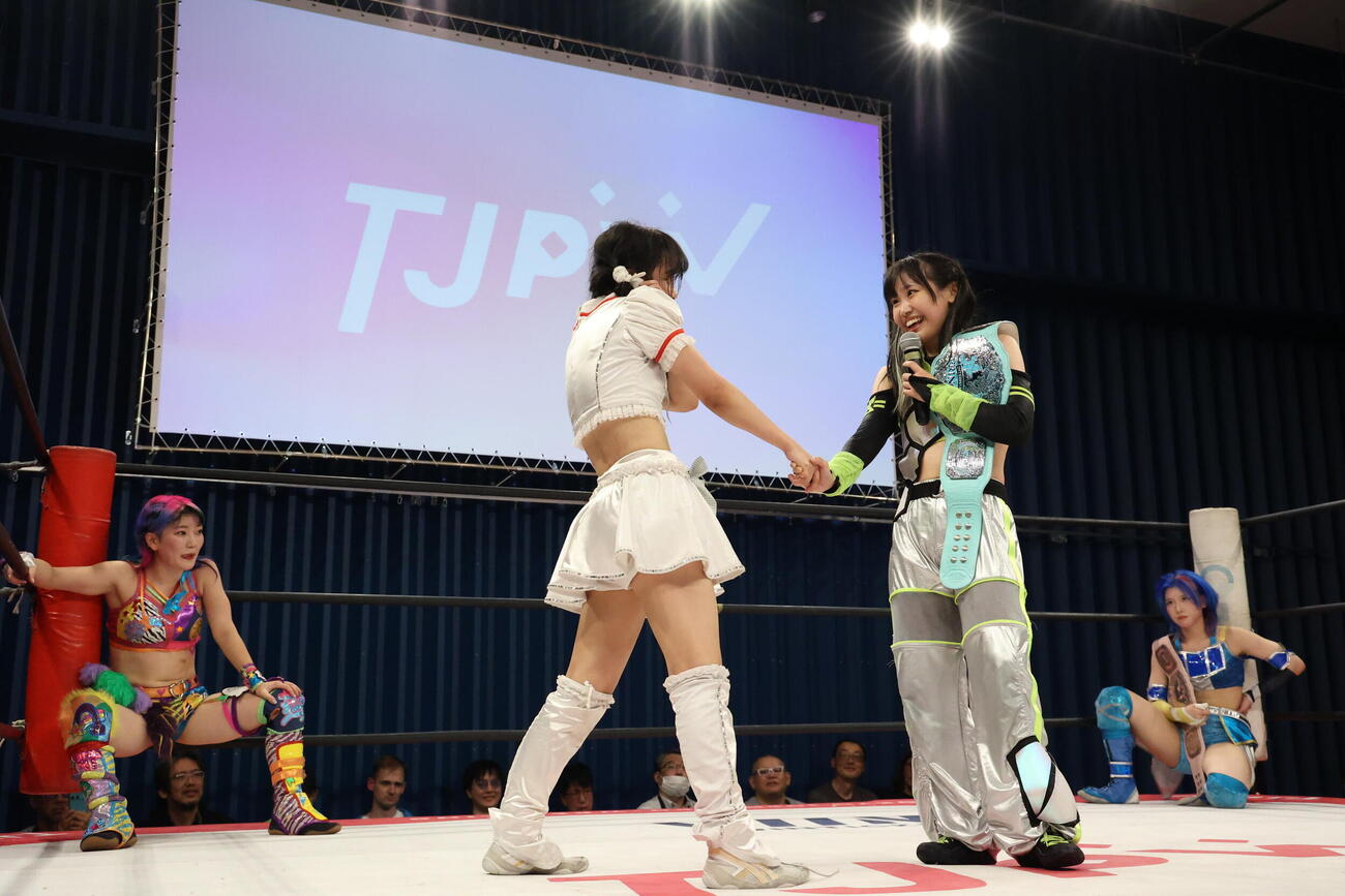 握手をする高見汐珠（左から2人目）と鈴芽（同3人目）（左端は遠藤有栖、右端は風城ハル）（C）東京女子プロレス