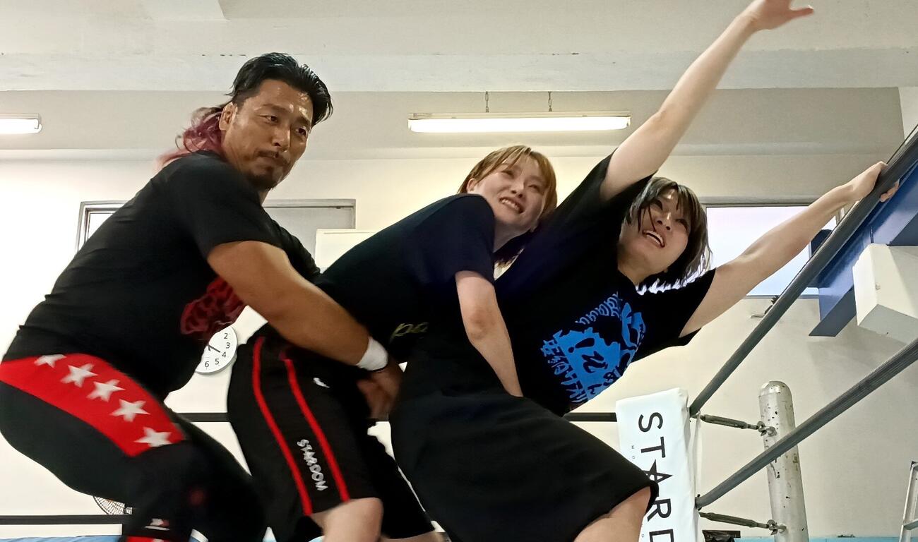 ぽい捨てジャーマンでなつぽい（中央）ごと投げ飛ばそうとする鷹木信悟（左）（右は安納サオリ）