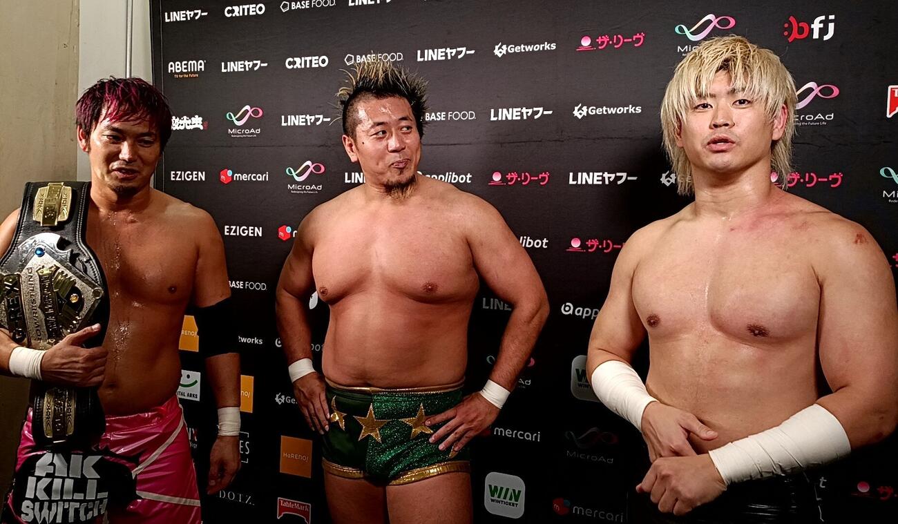 Yoshiki Inamura（中央）と清宮海斗（右）に「嫌われすぎやろ、お前ら」と苦笑いだった小峠篤司