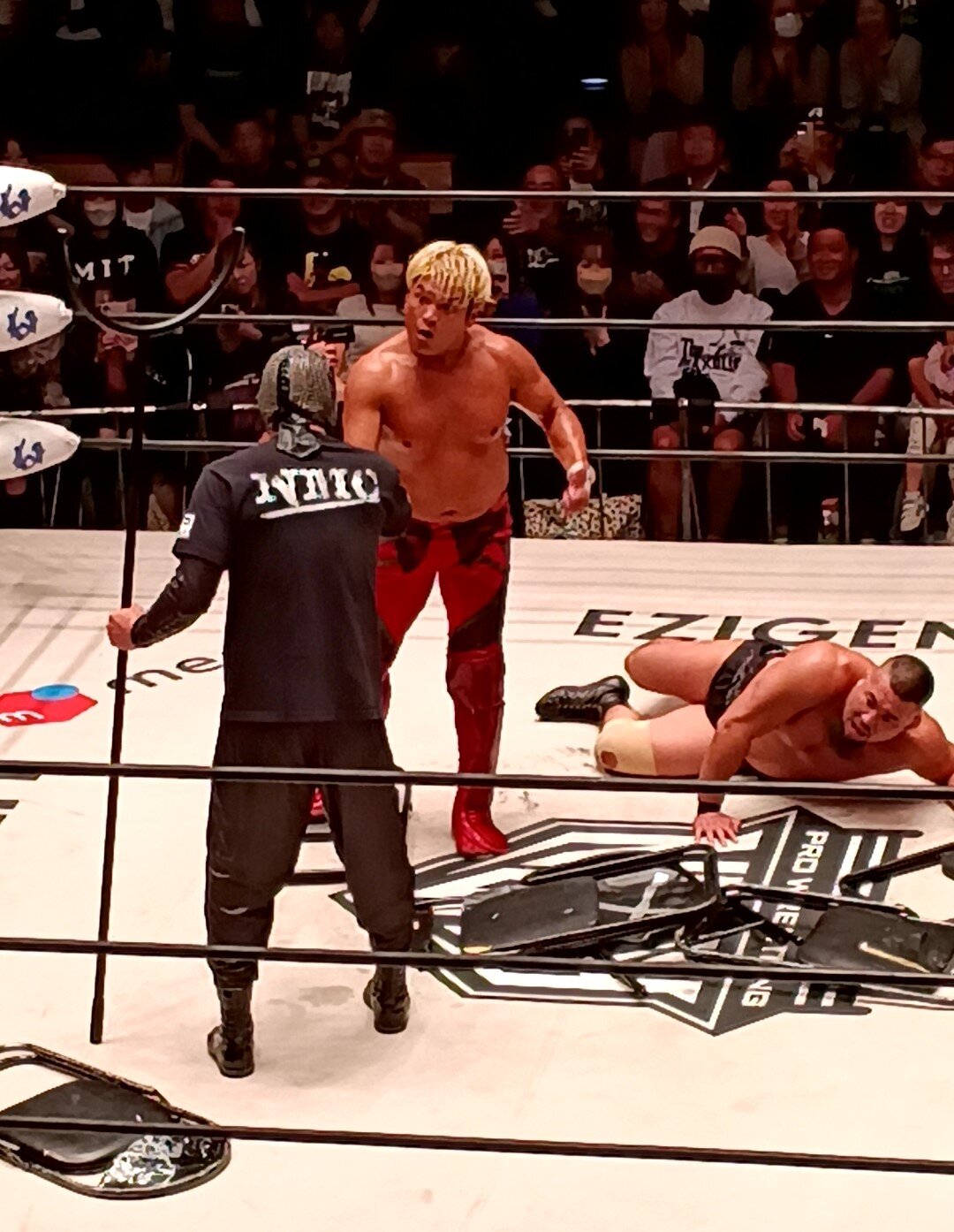 拳王（奥）とマイバッハ谷口（手前）はがっちり握手（右はマサ北宮）