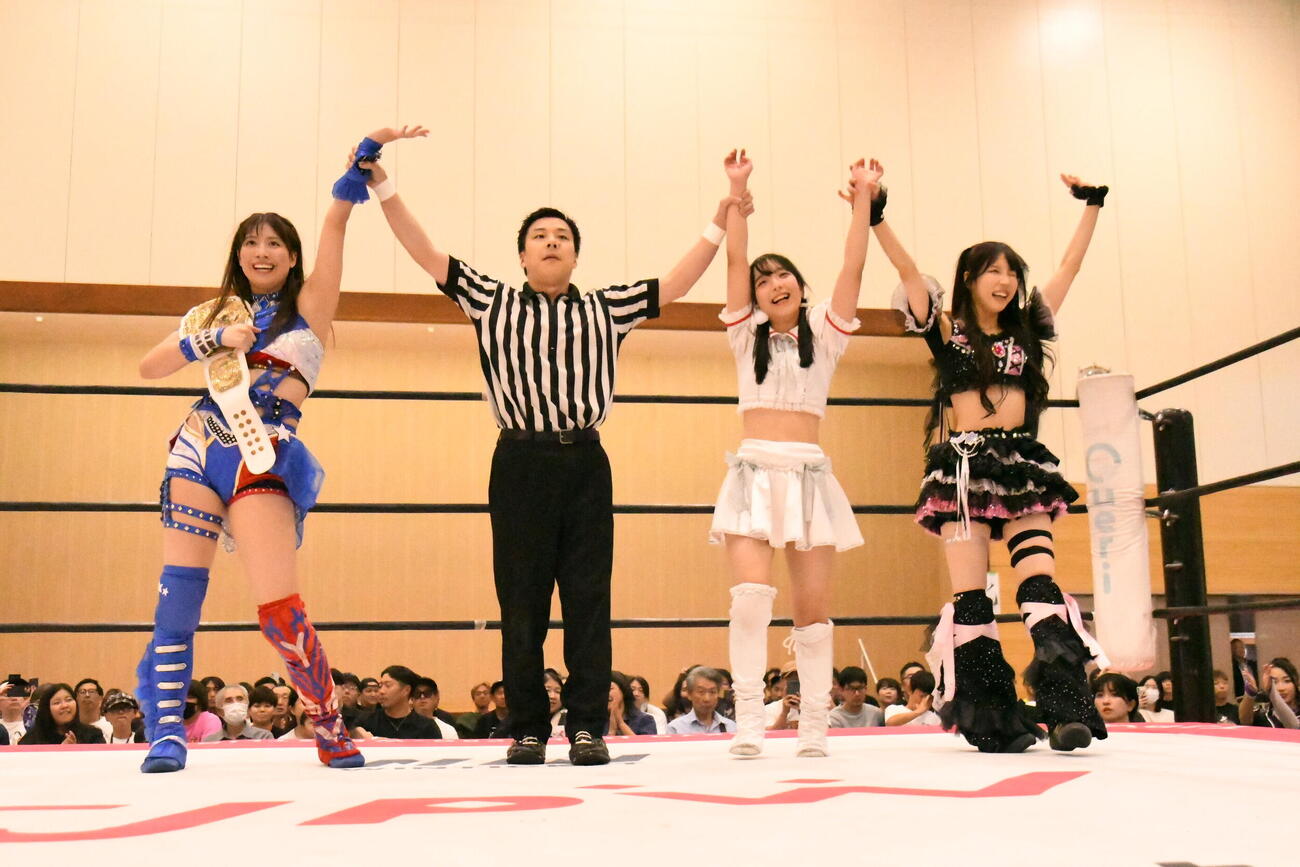 勝利した（左から）荒井優希、（レフェリー）、高見汐珠、瑞希（C）東京女子プロレス