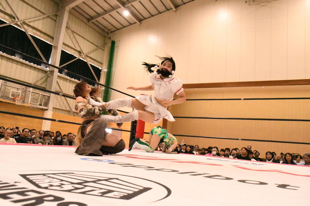 中島翔子にドロップキックを浴びせる高見汐珠（右）（C）東京女子プロレス