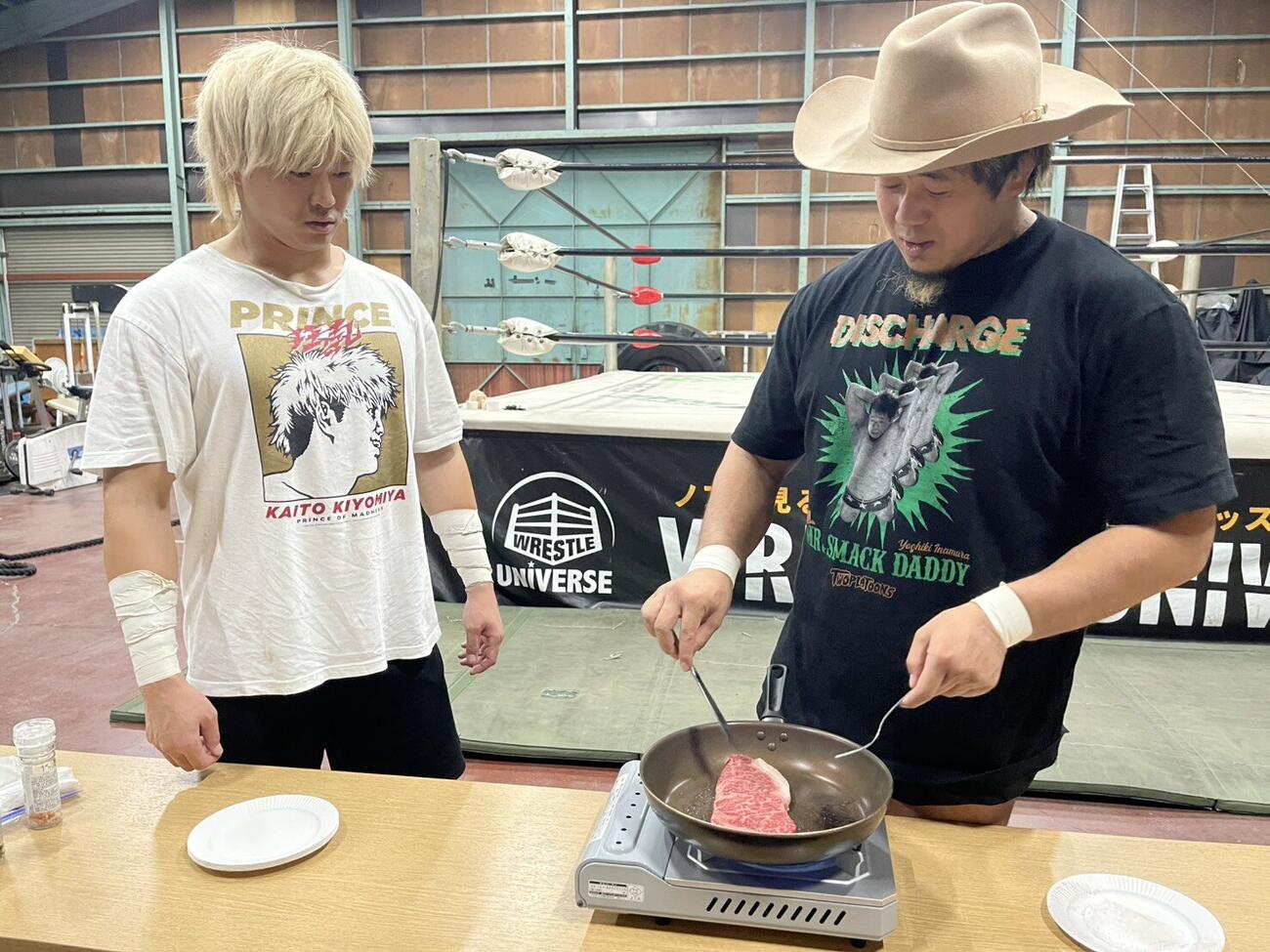 ステーキを焼くYoshiki Inamura（右）と、それを見守る清宮海斗（C）プロレスリング・ノア