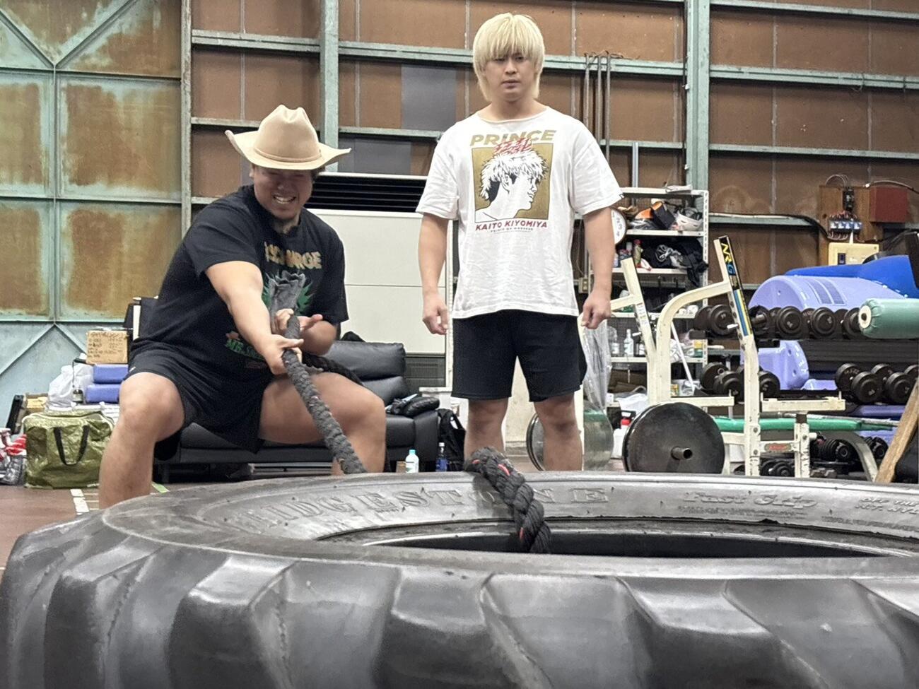 タイヤを引くYoshiki Inamura（左）と、それを見守る清宮海斗（C）プロレスリング・ノア