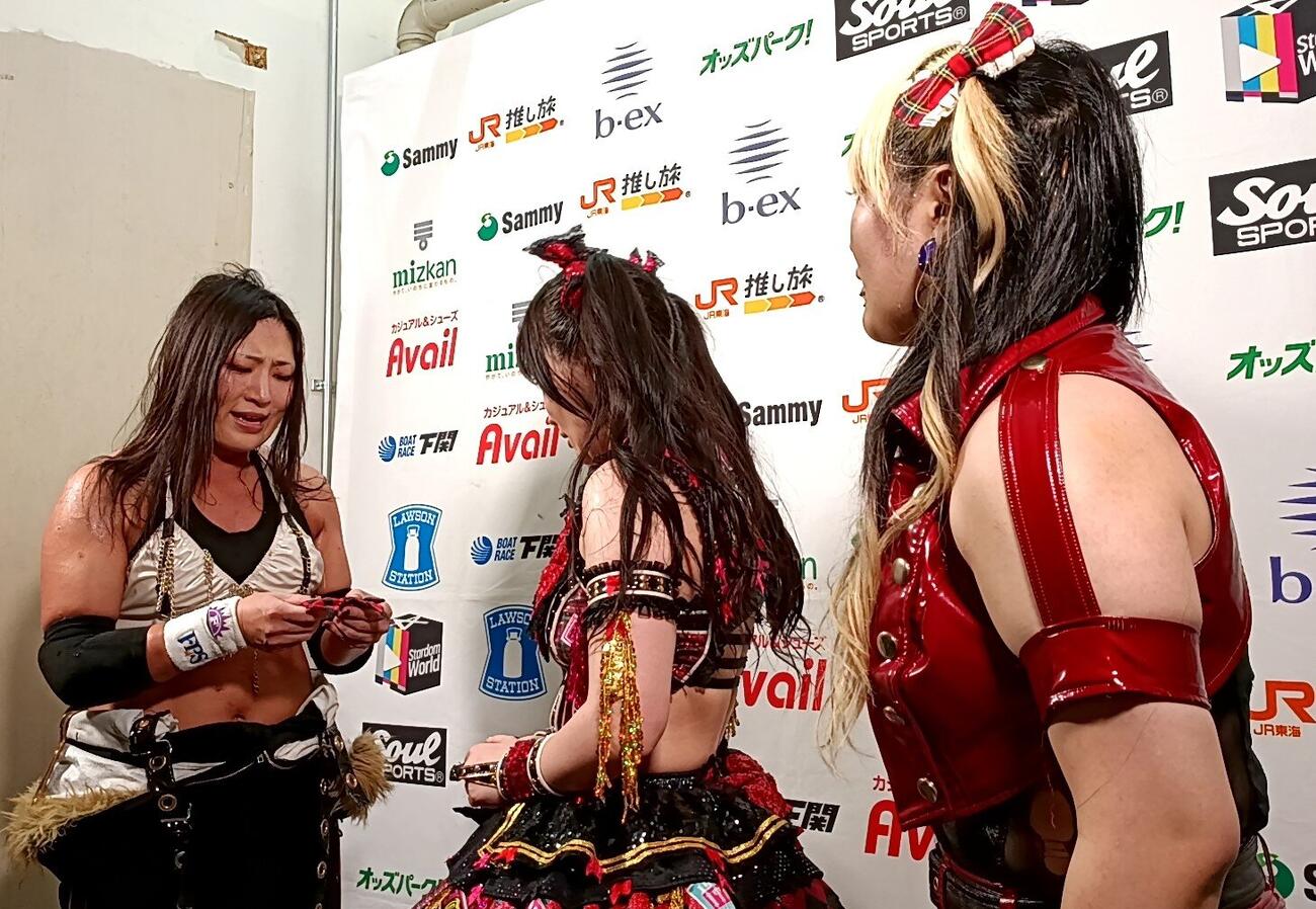 山下りな（左）は伊藤麻希にリボンを返却して去っていった（右は青木いつ希）