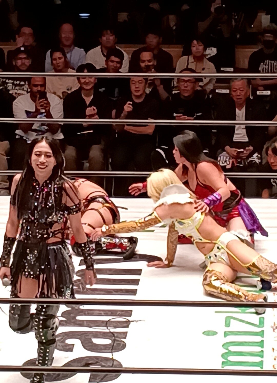 林下詩美（奥左）に蹴りを見舞った上谷沙弥（手前）はニンマリ