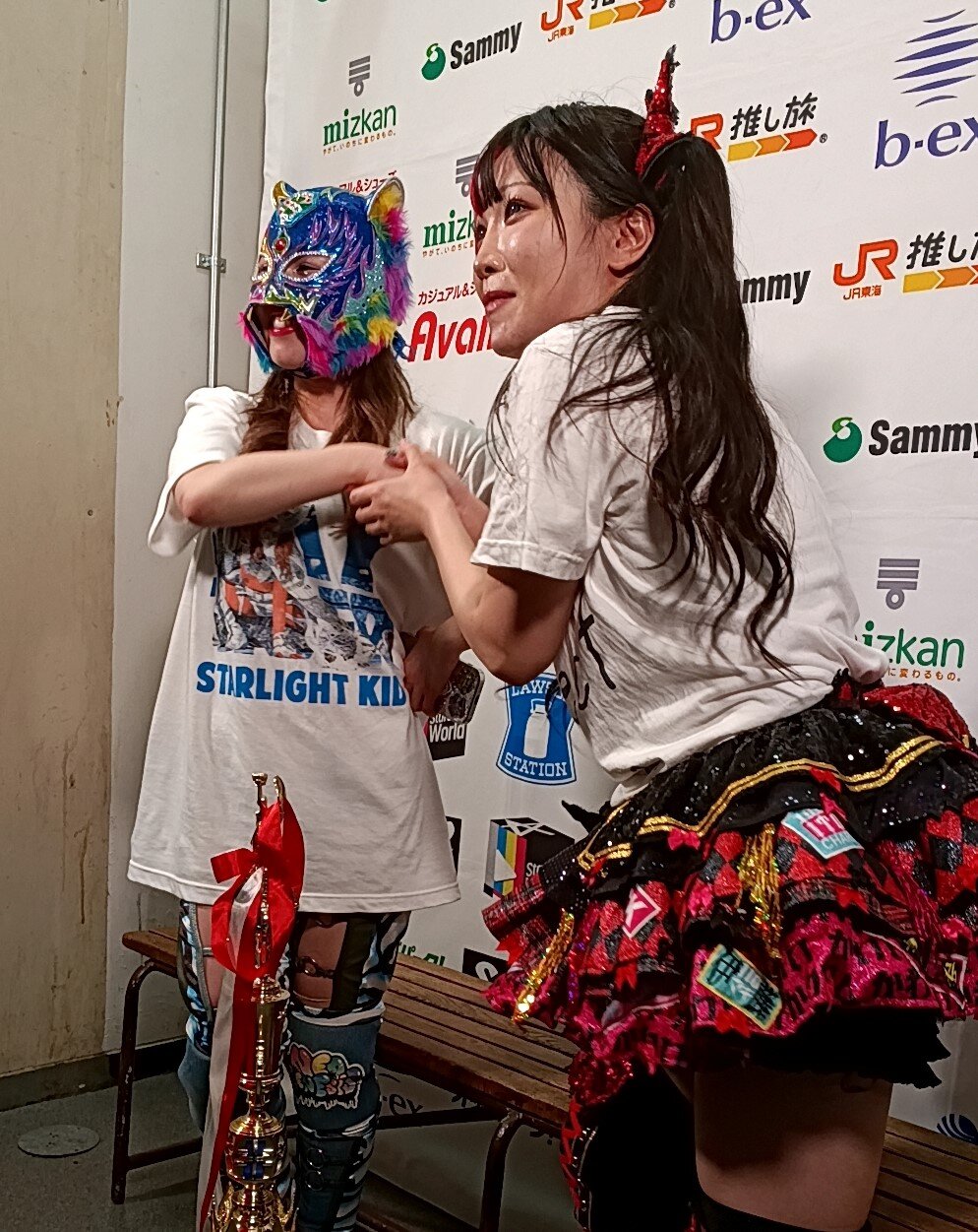 タッグを組むことになったスターライト・キッド（左）と伊藤麻希