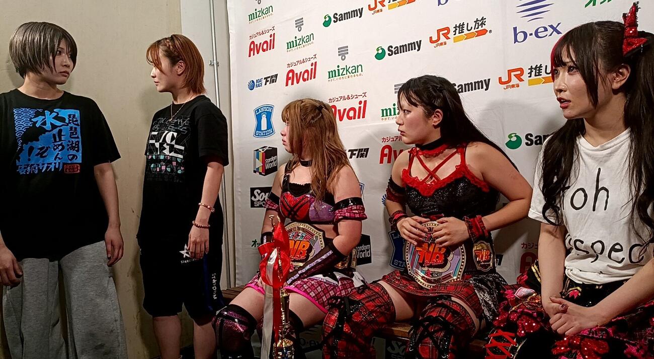 梨杏（中央）はなつぽい（左から2人目）とのタッグリーグ出場を直訴した（左端は安納サオリ、左から4人目は古沢稀杏、右端は伊藤麻希）