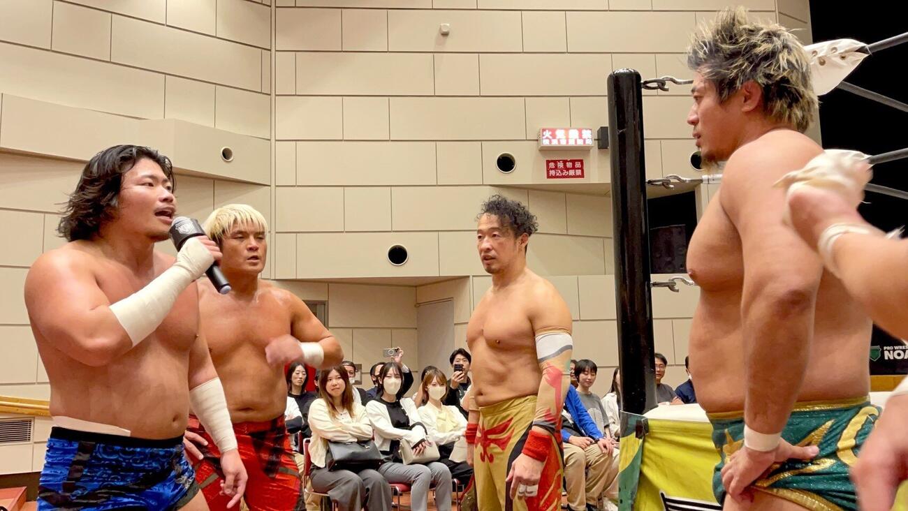 マイクでYoshiki Inamura（右端）を挑発する煌牙（左端）（C）プロレスリング・ノア