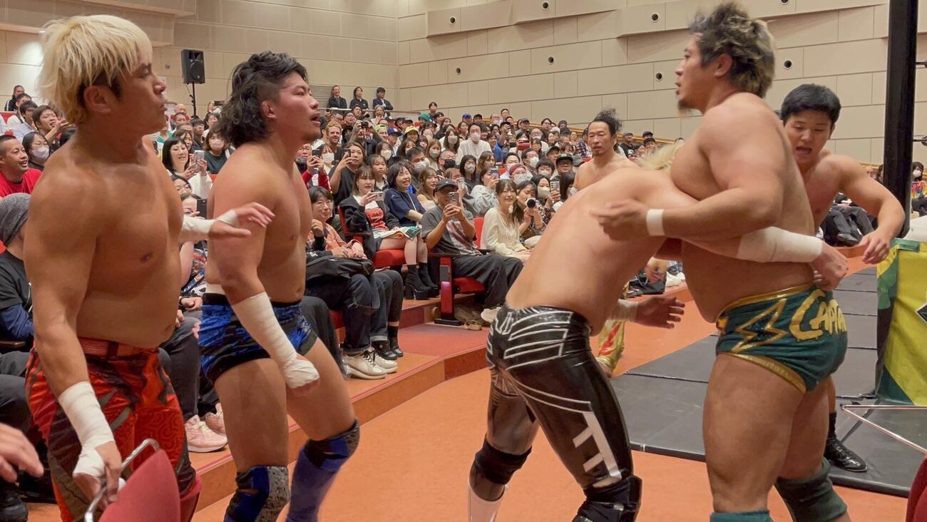 場外乱闘となった煌牙（左から2人目）とYoshiki Inamura（右から2人目）（C）プロレスリング・ノア