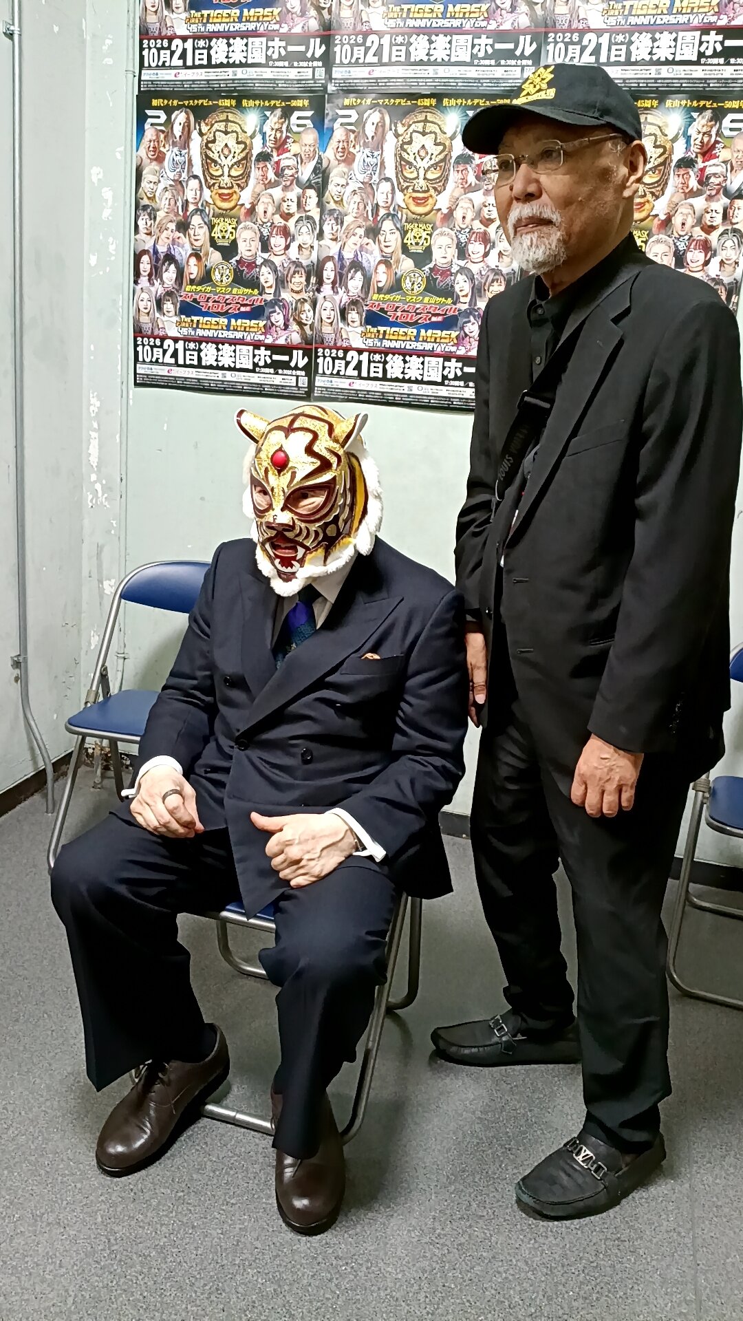 来場していたマリーゴールドのロッシー小川代表（右）と写真に納まる佐山聡氏