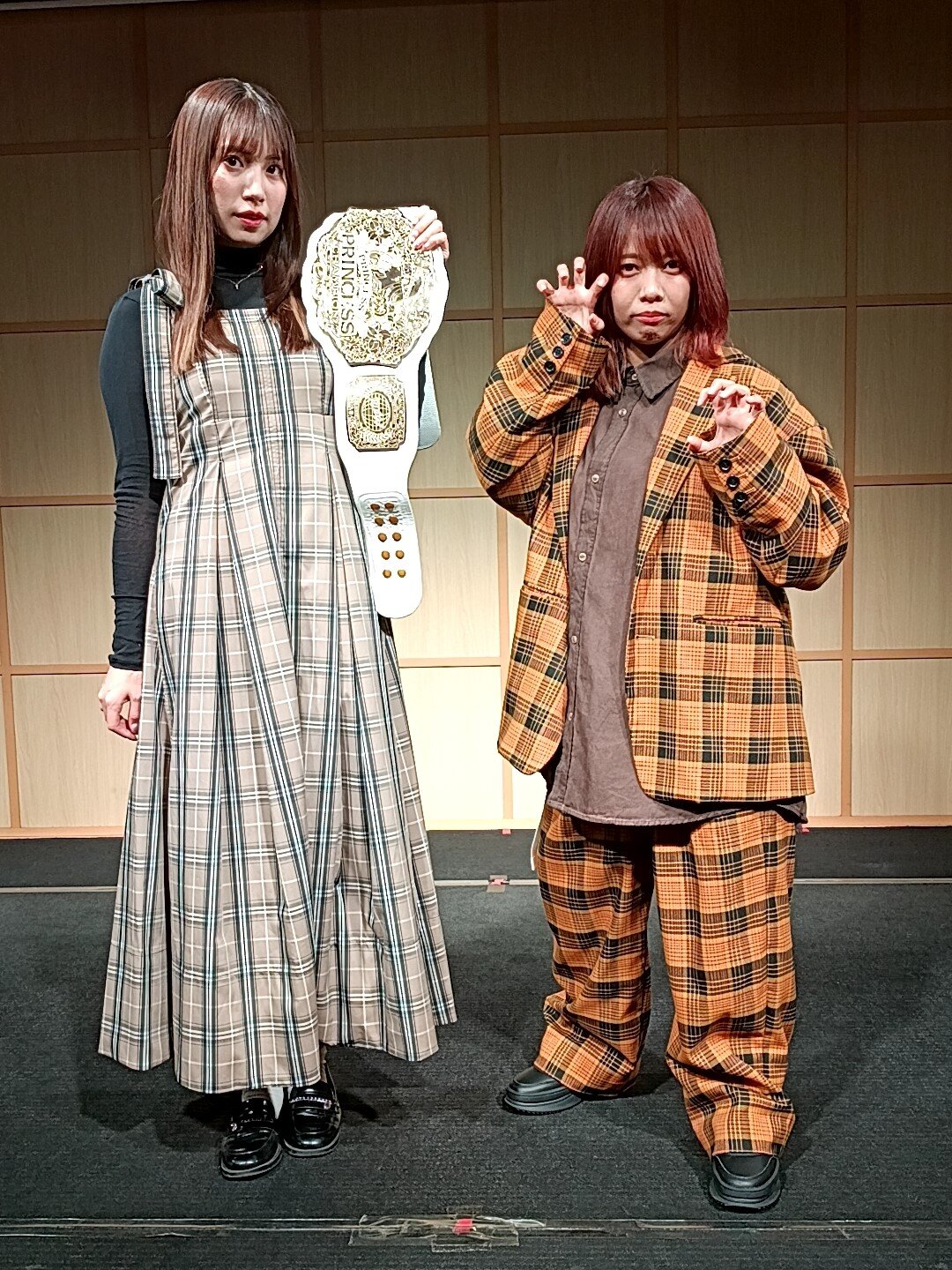プリプリ王座戦で激突する王者の荒井優希（左）と挑戦者の中島翔子