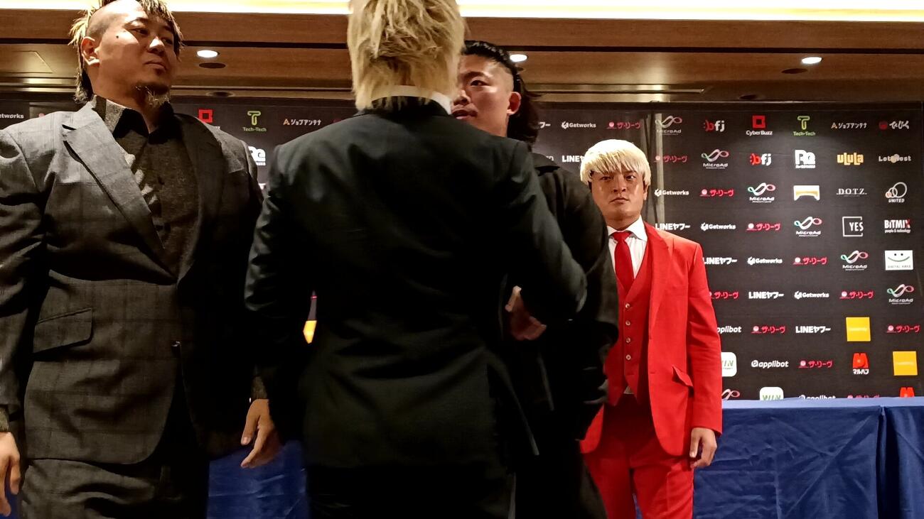 乱闘寸前になる（左から）Yoshiki Inamura、清宮海斗、煌牙、拳王