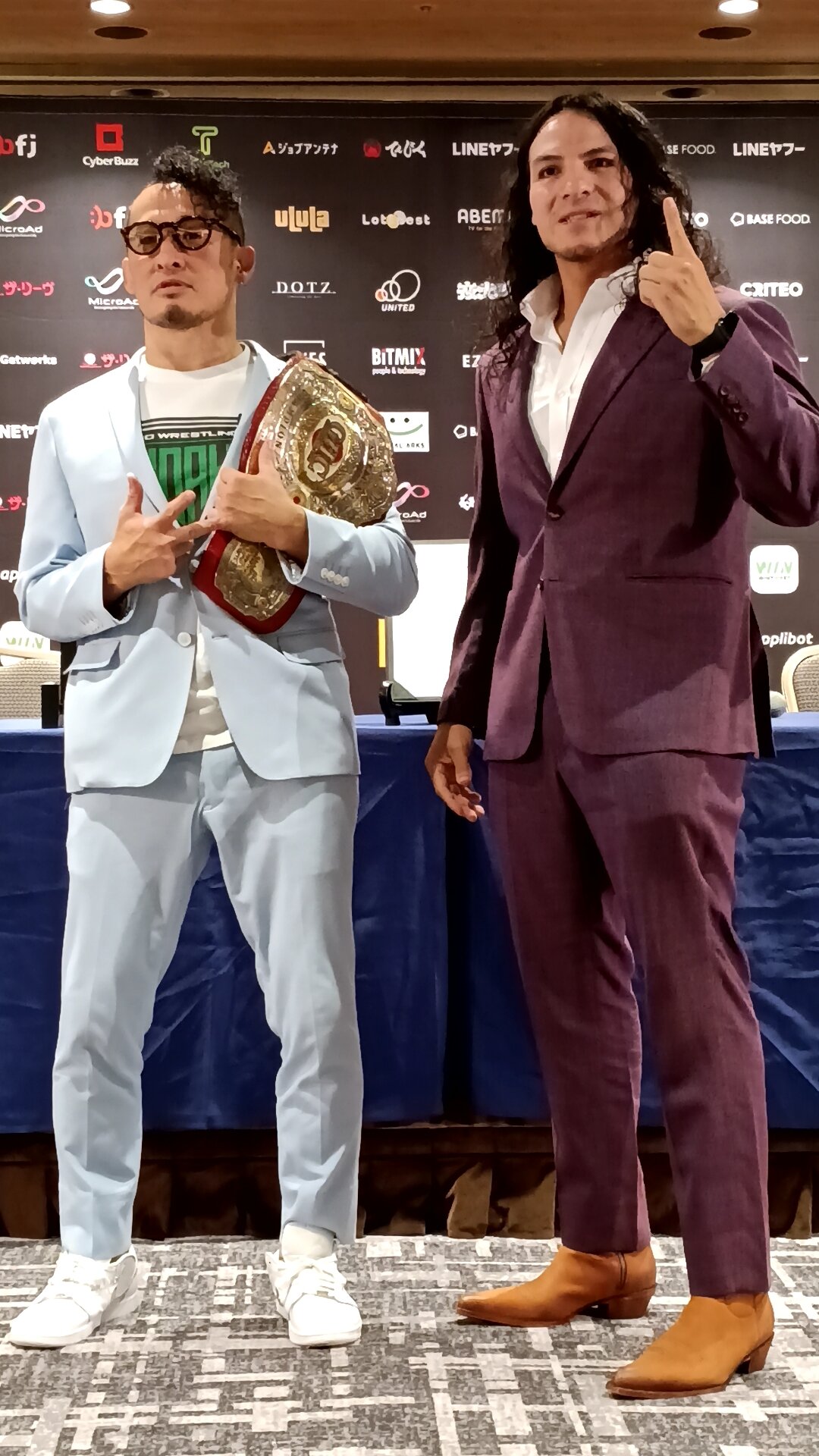 ノア両国国技館大会でのGHCナショナル王座戦で激突する王者の丸藤正道（左）と挑戦者ルイス・マンテ