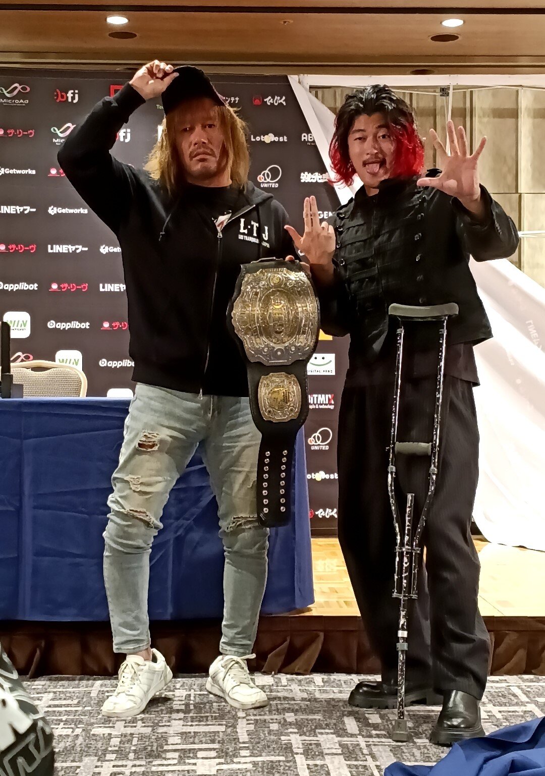 王者の内藤哲也（左）と挑戦者OZAWA
