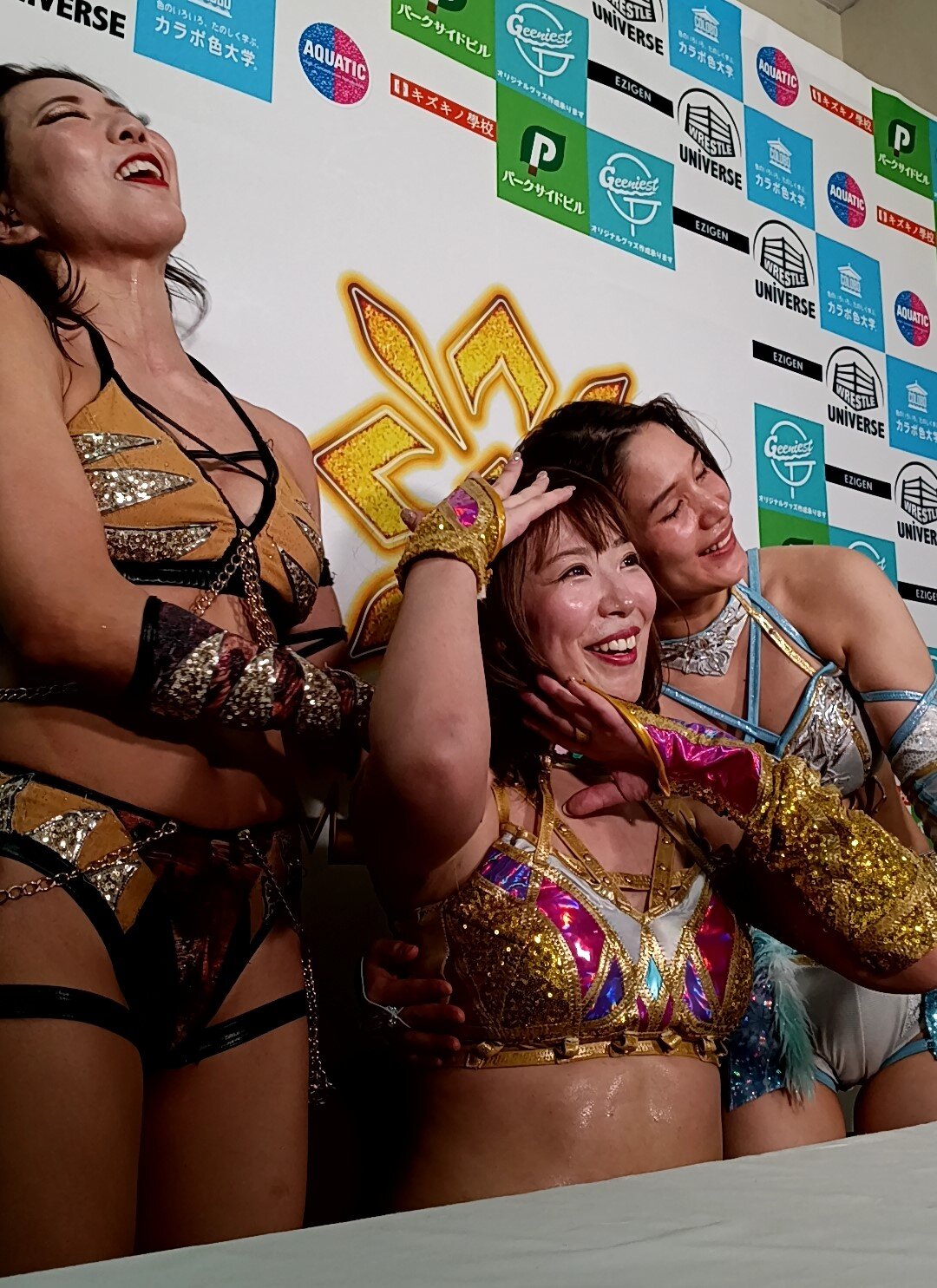 ラヴィアンローズの（左から）山中絵里奈、桜井麻衣、翔月なつみ