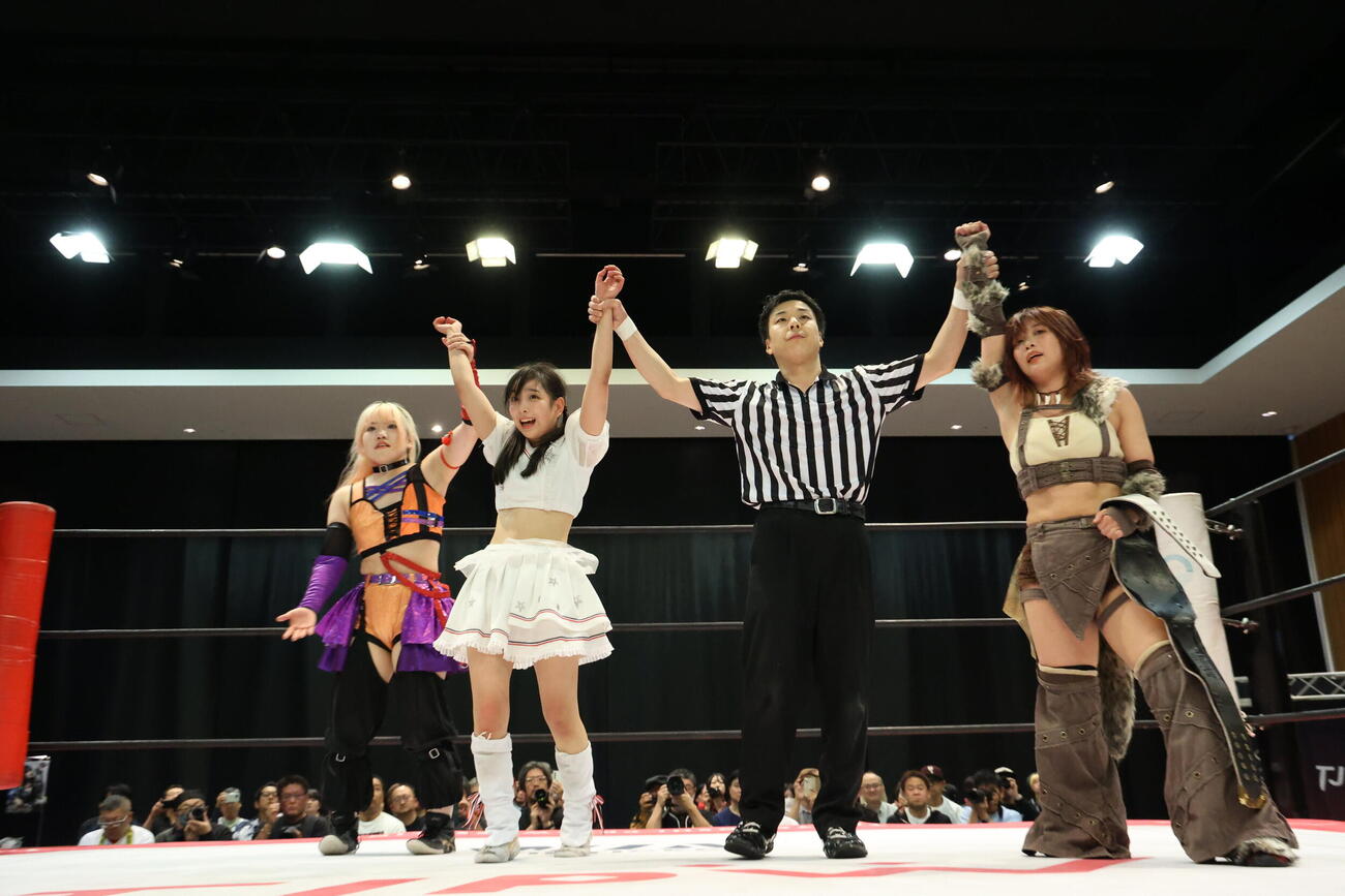 勝利した（左から）七瀬千花、高見汐珠、（レフェリー）、中島翔子（C）東京女子プロレス