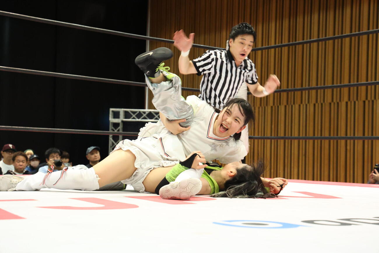 鈴芽を押さえ込む高見汐珠（C）東京女子プロレス