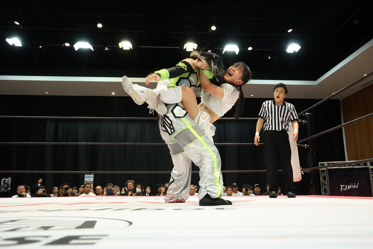 鈴芽をコアラクラッチで締め上げる高見汐珠（右）（C）東京女子プロレス