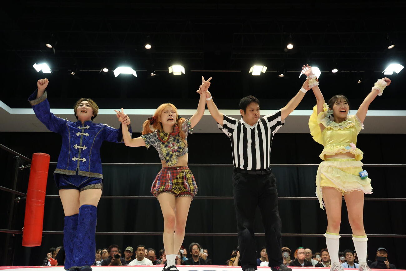 勝利した（左から）桐生真弥、原宿ぽむ、（レフェリー）、らく（C）東京女子プロレス