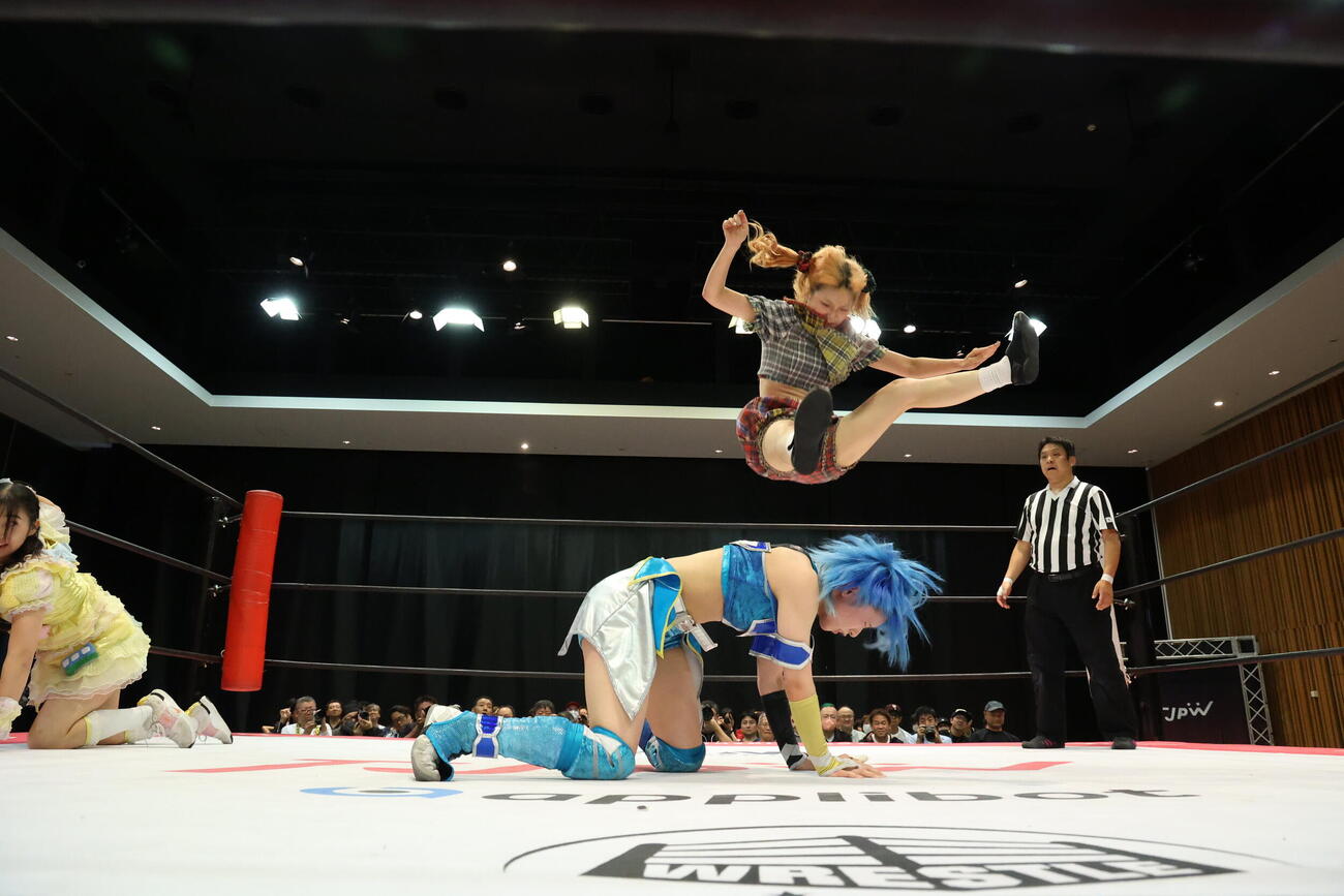 原宿ぽむ（上）は風城ハルにぽむ・ど・じゃすてぃすを決めた（C）東京女子プロレス