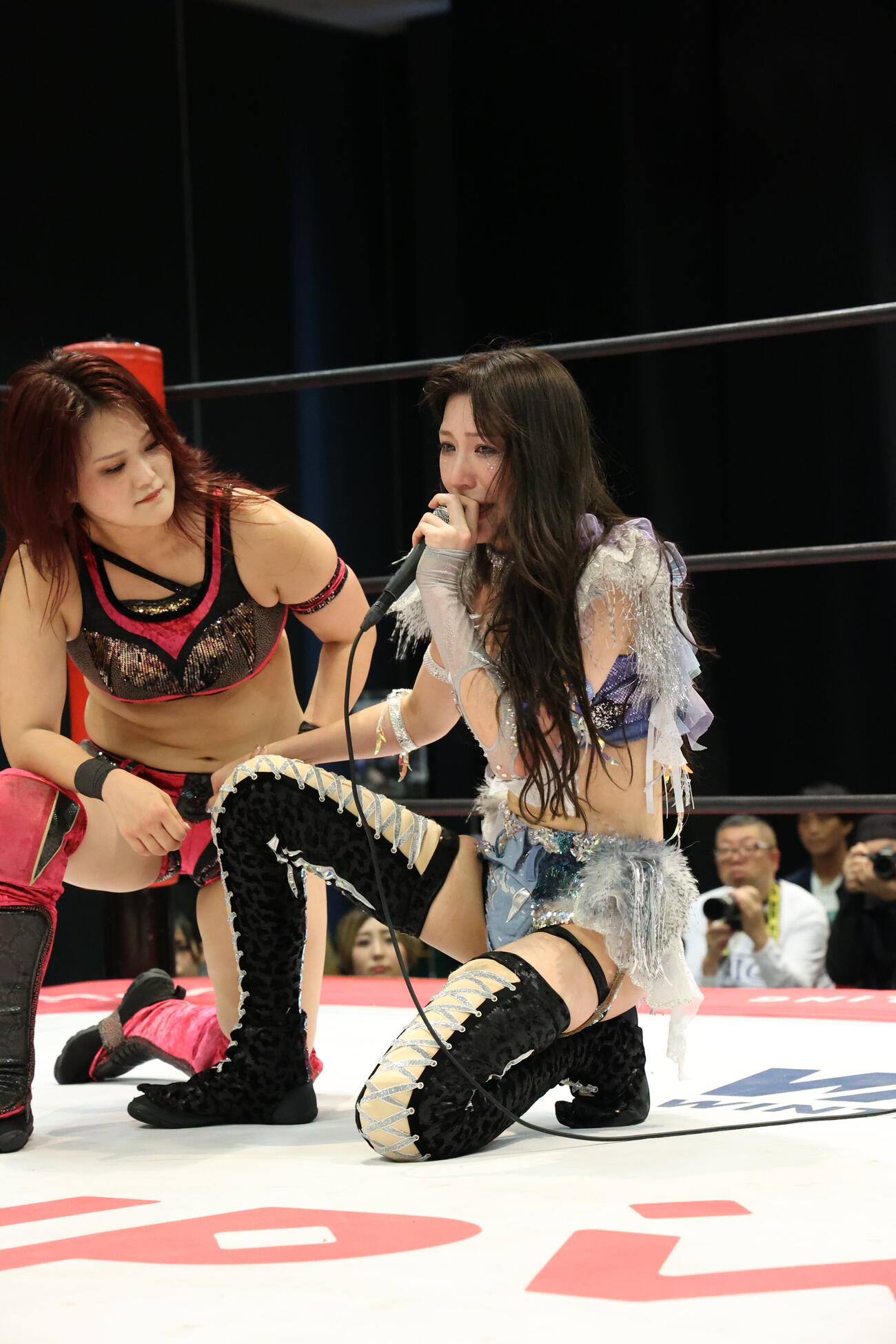 マイクアピールする上福ゆきとそれを見守る山下実優（C）東京女子プロレス