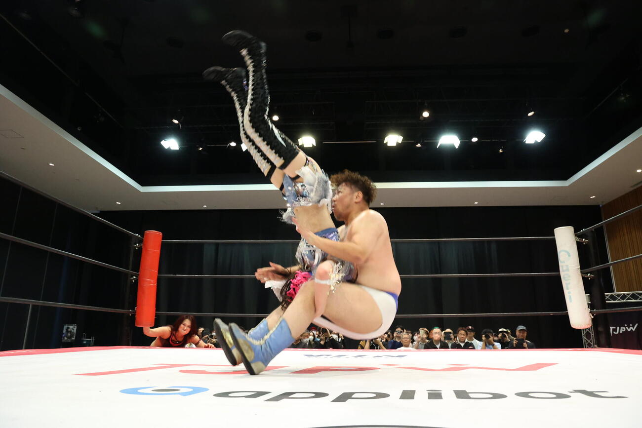 上福ゆきは男色ドライバーで敗れた（C）東京女子プロレス