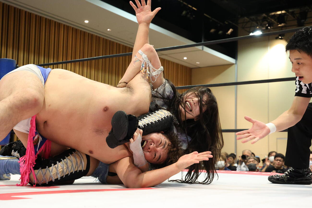男色ディーノを締め上げる上福ゆき（C）東京女子プロレス