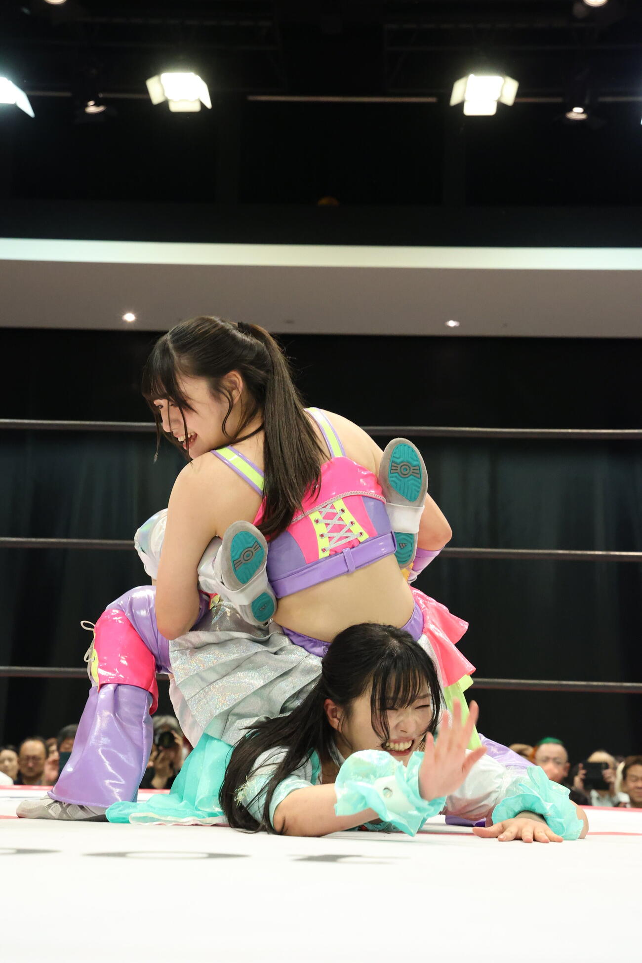 逆エビ固めで咲森チエリからタップを奪ったさとうもも（C）東京女子プロレス