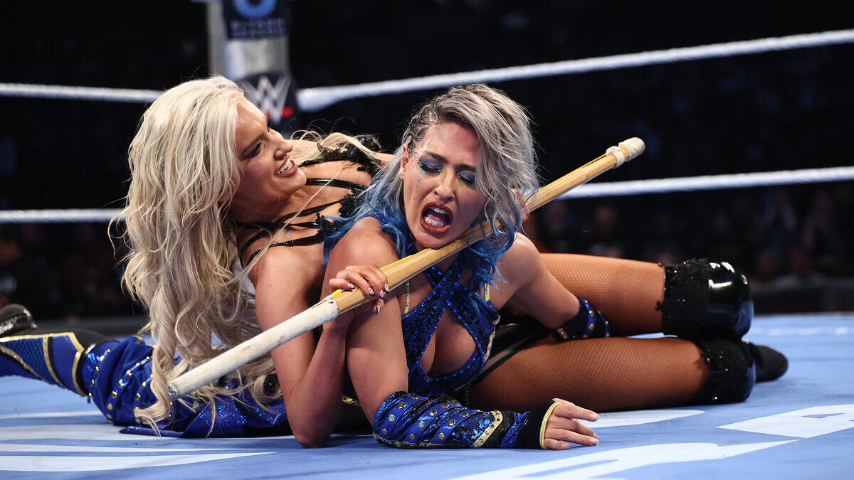ブレイク・モンロー（左）の竹刀攻撃に苦しむジュリア（C）2026WWE,Inc.AllRightsReserved.