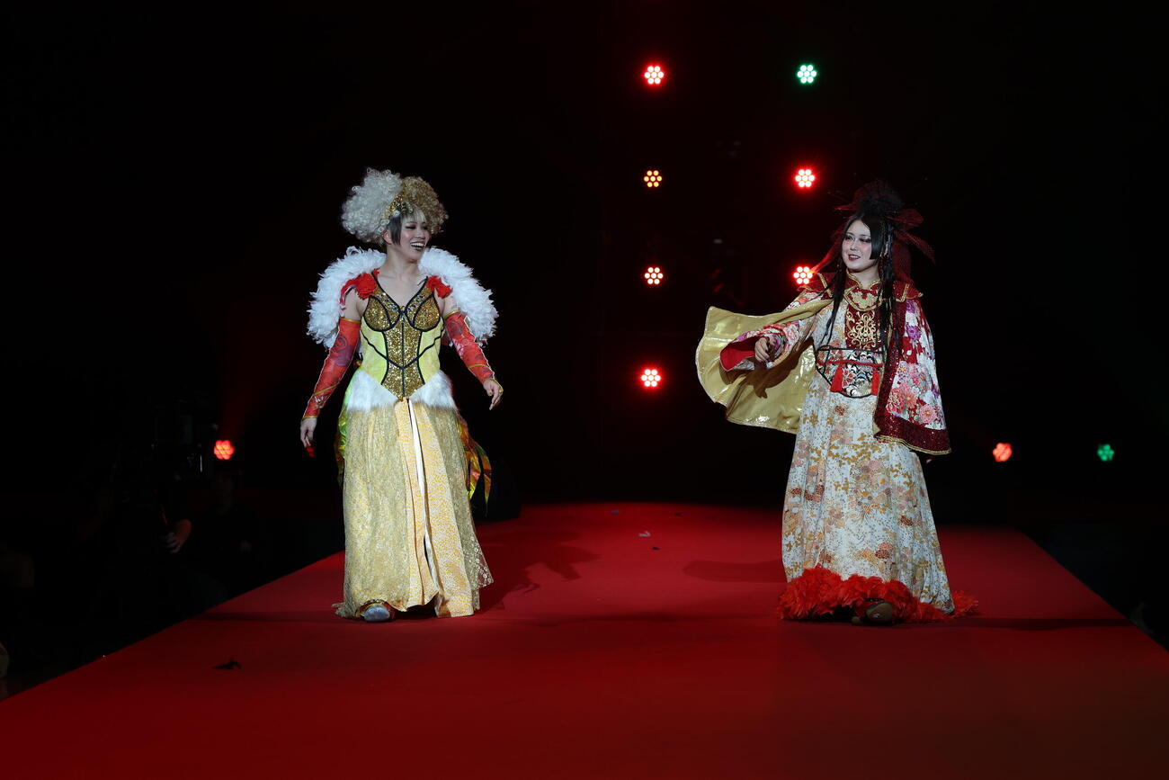羽南（左）と舞華（C）Bushiroad