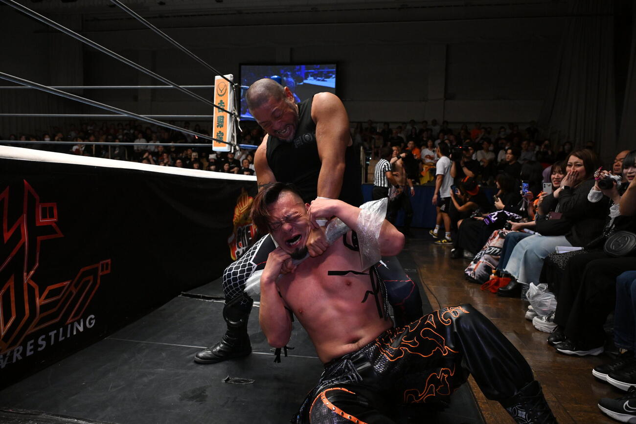 ディック東郷に首を絞められる藤田晃生（C）新日本プロレス