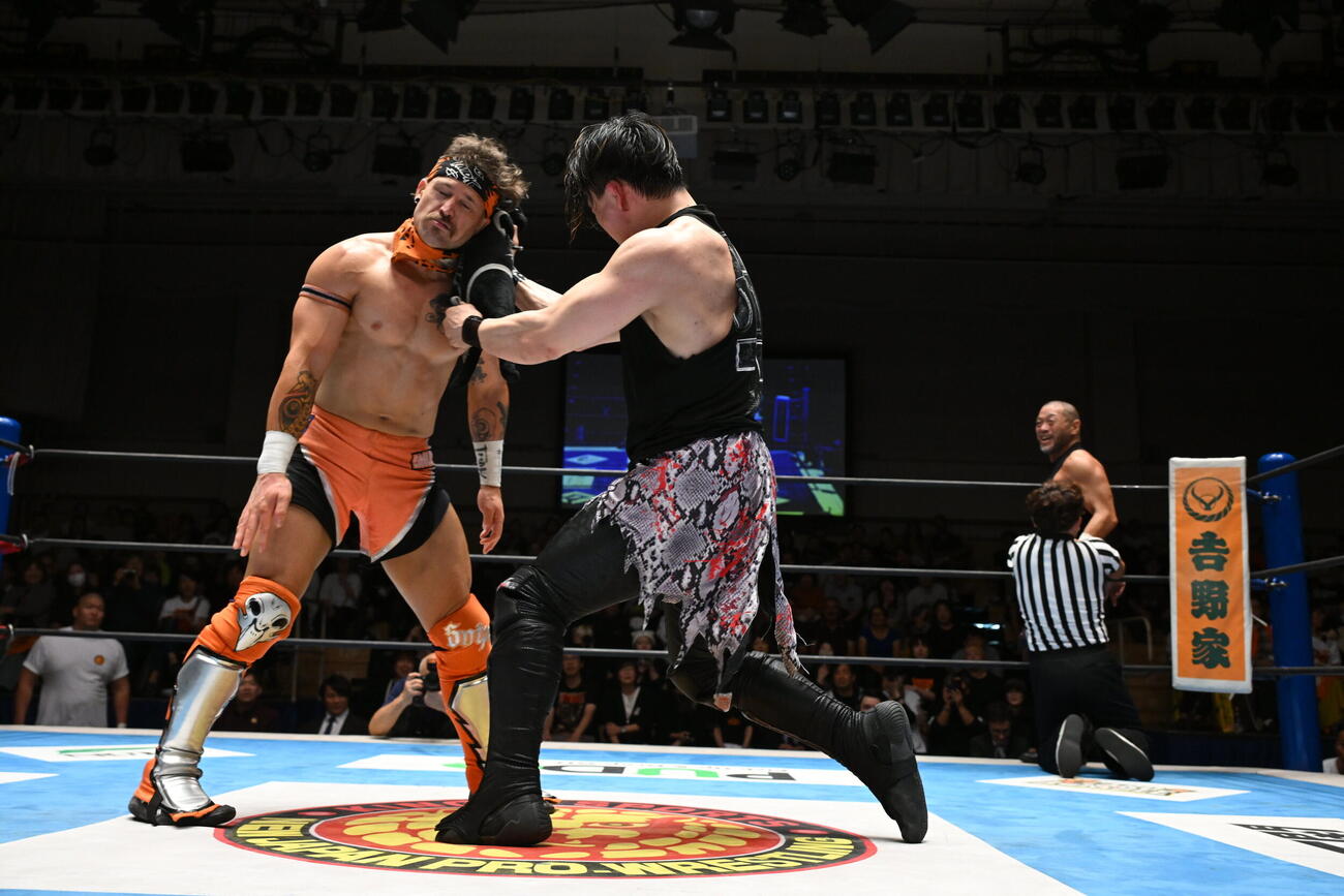 SHOに黒みょんで殴られるロビー・イーグルス（C）新日本プロレス