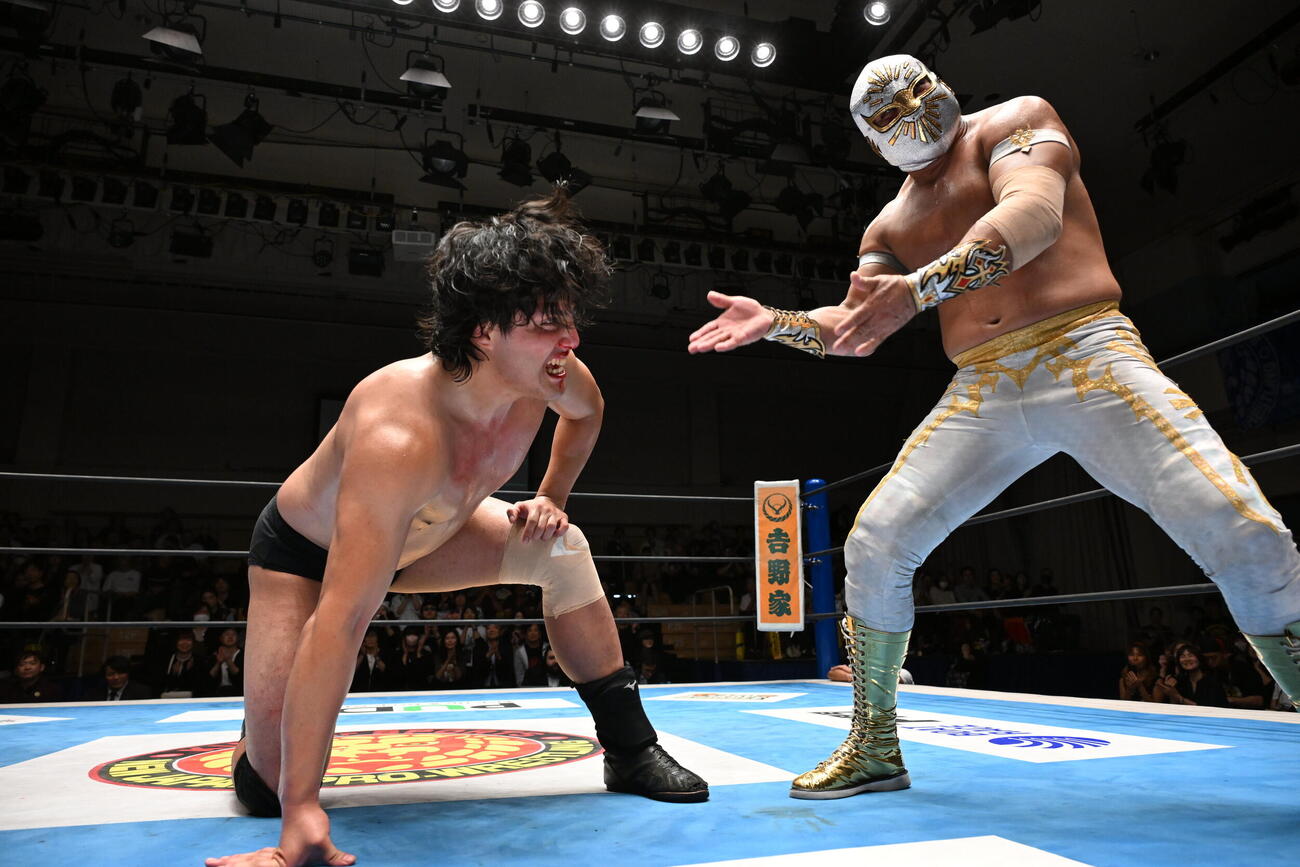 安田優虎（左）をたたえるミスティコ（C）新日本プロレス