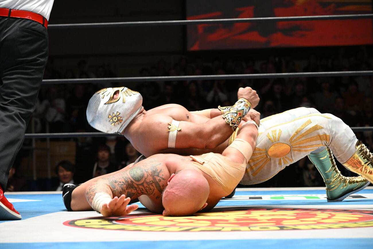 ロビー・エックス（下）からラ・ミスティカでギブアップを奪ったミスティコ（C）新日本プロレス