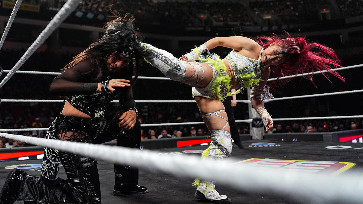ラケル・ロドリゲス（左）にキックを浴びせるイヨ・スカイ（C）2026WWE,Inc.AllRightsReserved.