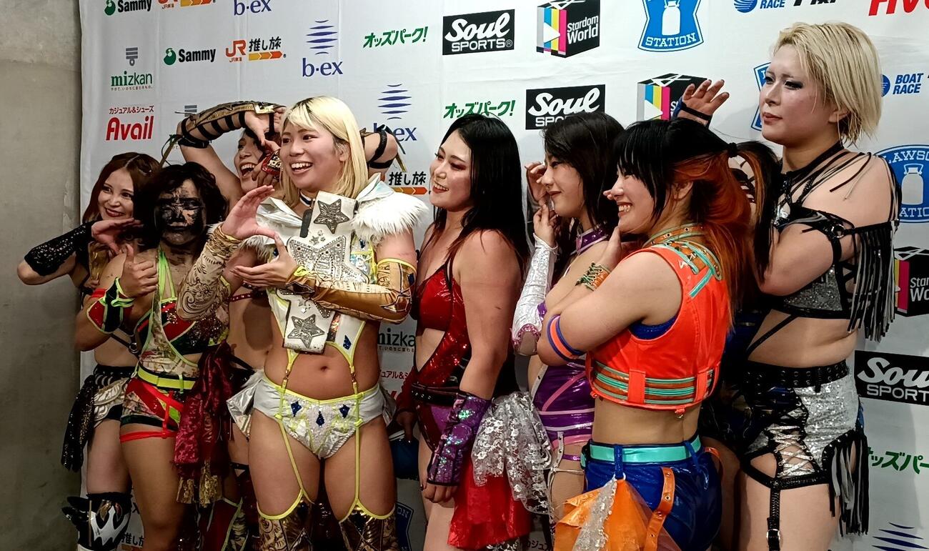 勝利に沸くスターズの（左から）月山和香、飯田沙耶、林下詩美、羽南、舞華、姫ゆりあ、浜辺纏、HANAKO