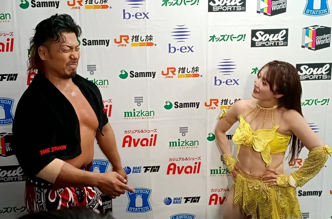 なつぽいに試合中の誤爆について指摘されて渋い表情の鷹木信悟（左）