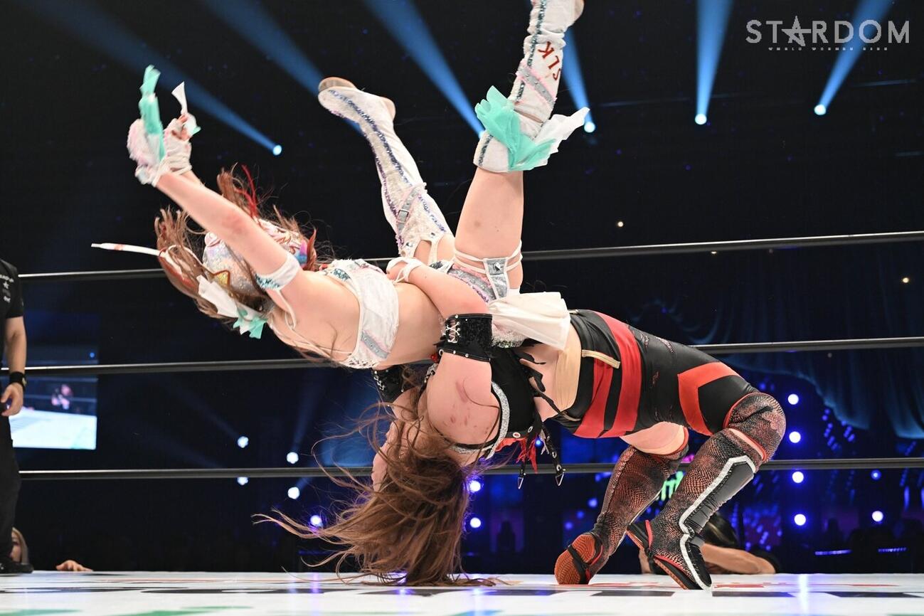 スターライト・キッドをジャーマンスープレックスで投げる鈴季すず（C）スターダム