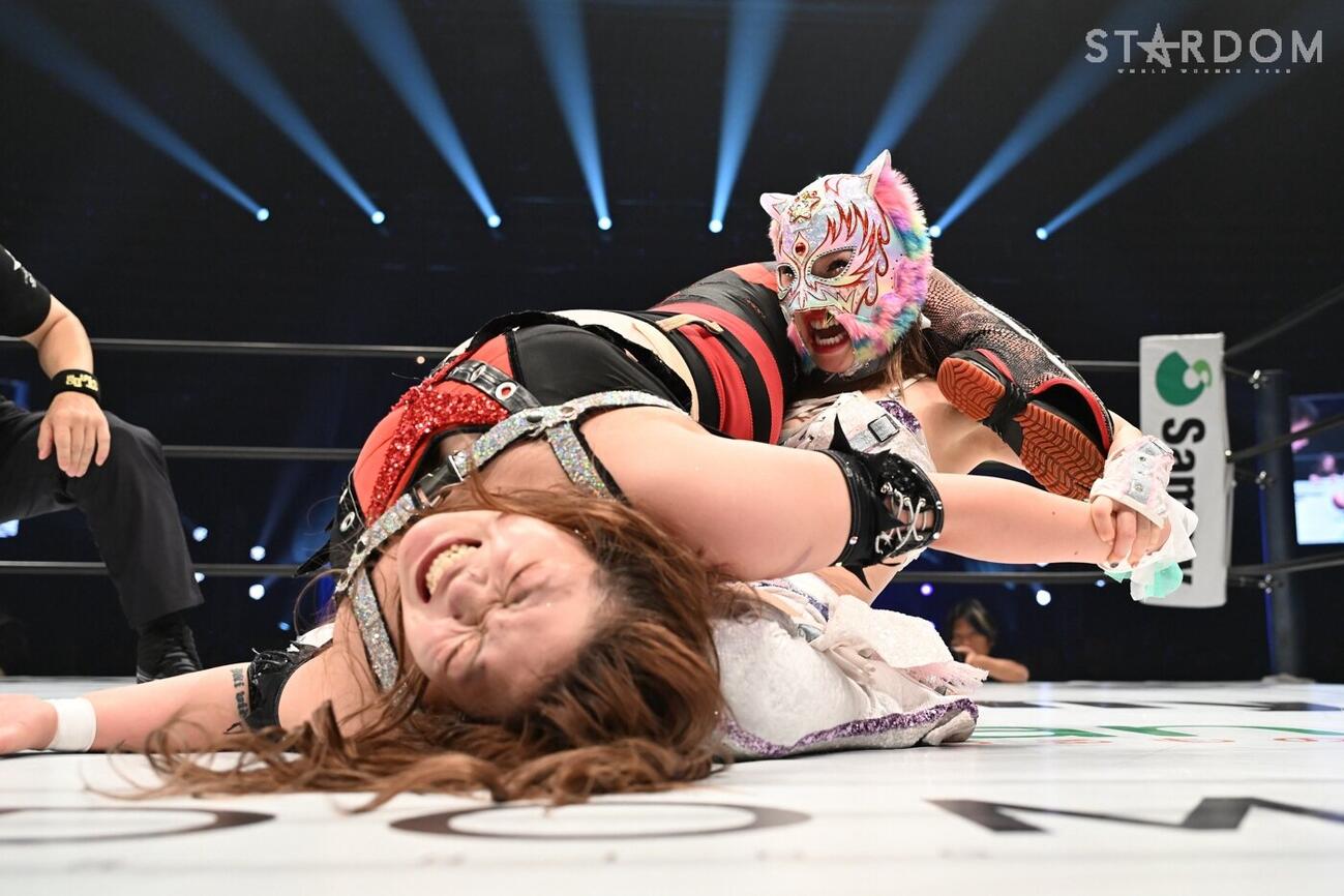 鈴季すずを痛めつけるスターライト・キッド（右）（C）スターダム