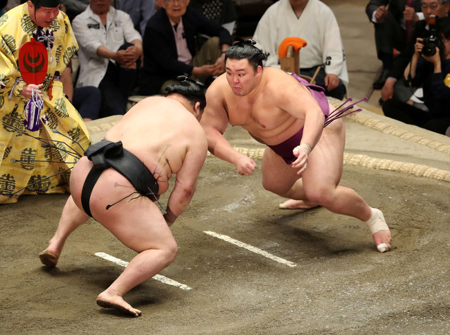 鋭い立ち合いで豪栄道（左）を攻める朝乃山