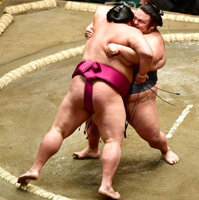 貴景勝（右）は寄り切りで御嶽海を下す