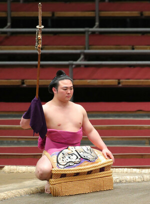太刀持ちをする炎鵬（2020年春場所）