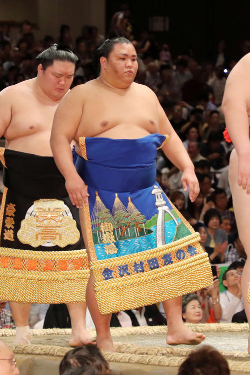 土俵入りする御嶽海（撮影・鈴木正人）