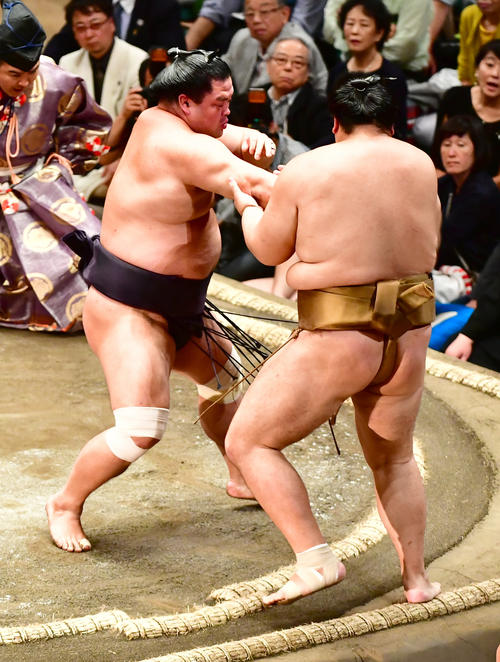 妙義龍（左）は押し出しで輝を下す（撮影・小沢裕）